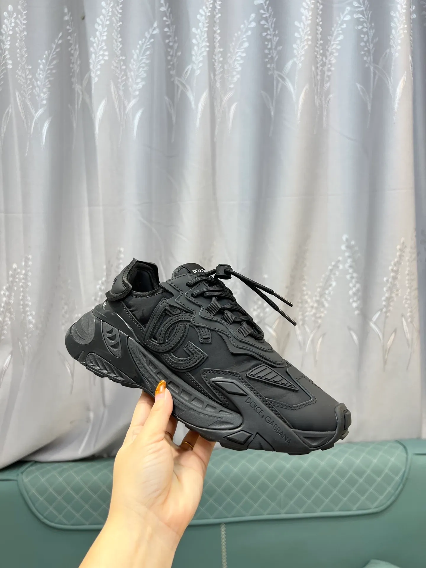 Men's shoes 💰580 Dolce&Gabbana D&G's latest casual sneakers. Original purchase, development and production. DG's latest explosion. The tongue has the brand's iconic details. It is fashionable and versatile and can add luster to various looks. Create an exquisite design with unique dynamic vitality and modern atmosphere, showing modern and elegant style. Exquisite packaging at the delivery counter🛍📦 ▪️Fabric: Original customized cowhide, lining: Original customized breathable lining, Size: Men's 38-44 (45 46 customized)